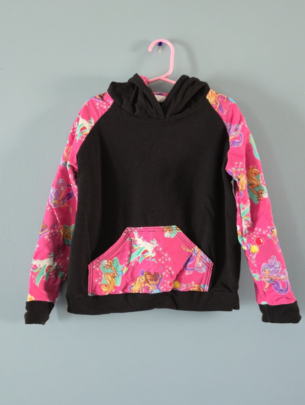 Girls Black Hoodie with Pink Sleeves and Pocket featuring Barbie (8)